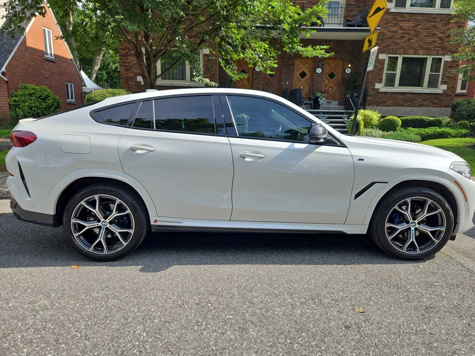 BMW X6 XDrive40i* HARMAN KARDON* HEAD-UP* ПОДГРЕВ* CARFAX, снимка 2 - Автомобили и джипове - 55589564