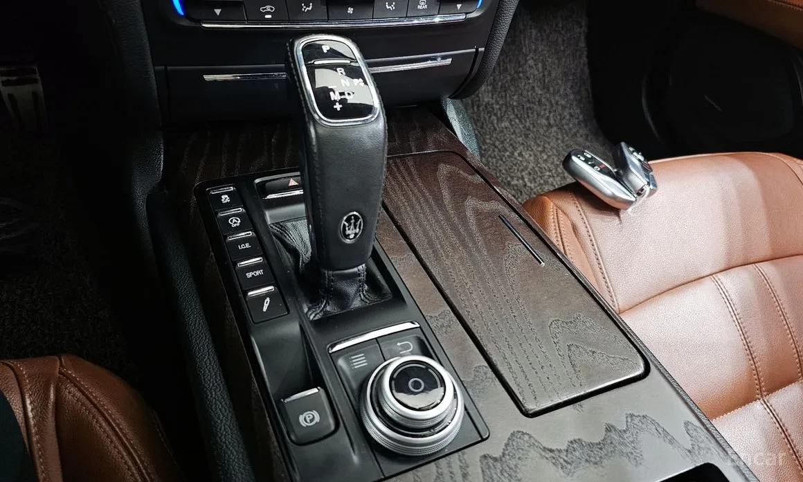 Maserati Ghibli, снимка 10 - Автомобили и джипове - 54303918