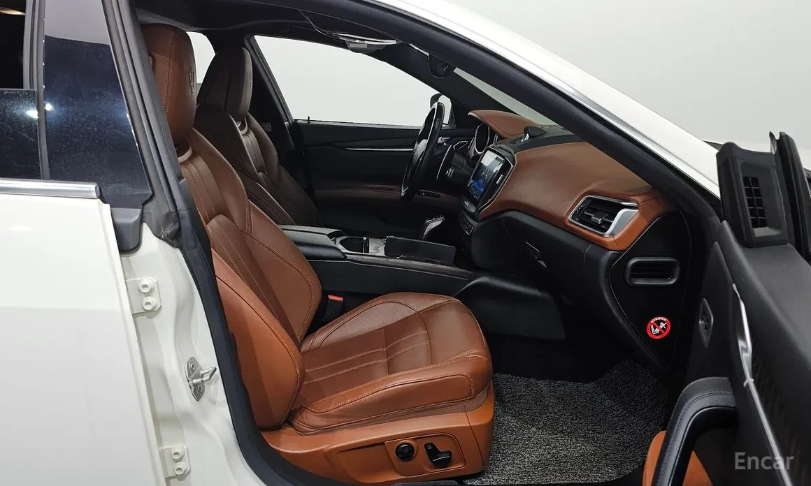 Maserati Ghibli, снимка 11 - Автомобили и джипове - 54303918