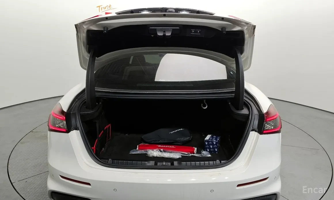 Maserati Ghibli, снимка 16 - Автомобили и джипове - 54303918