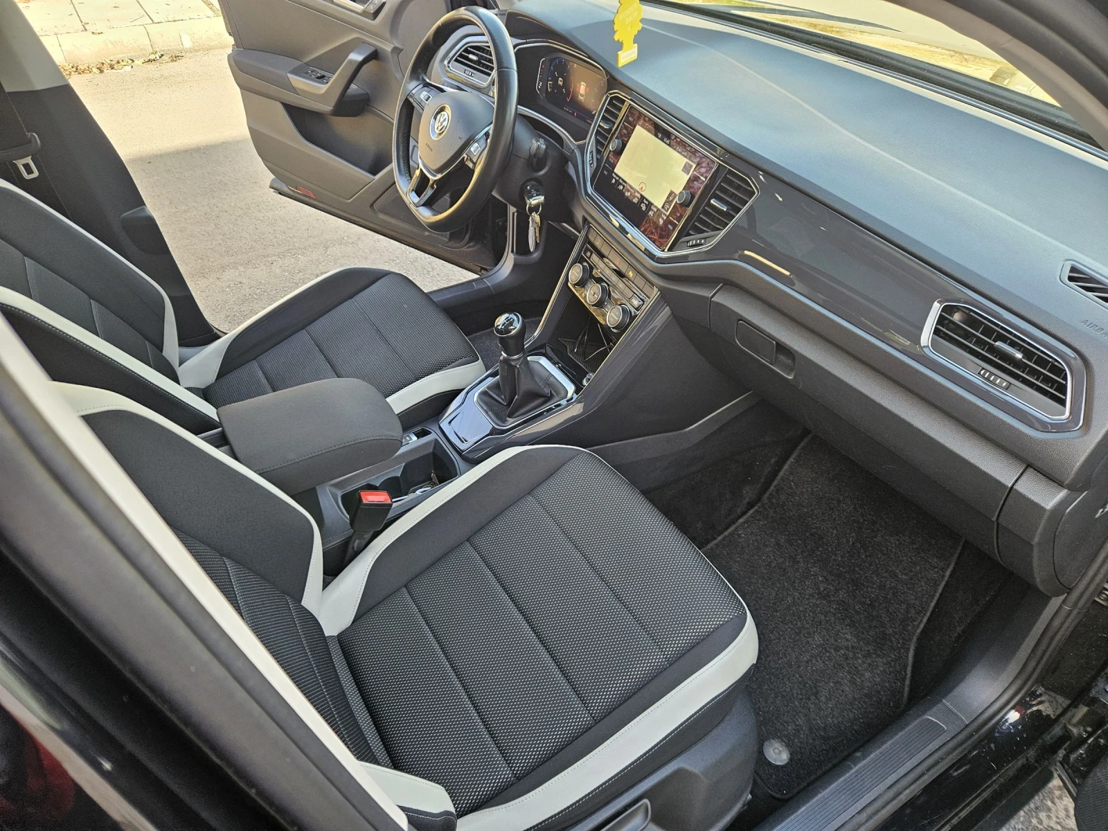 VW T-Roc 1.5TSI 150ks TOP/FULL, снимка 13 - Автомобили и джипове - 54624833