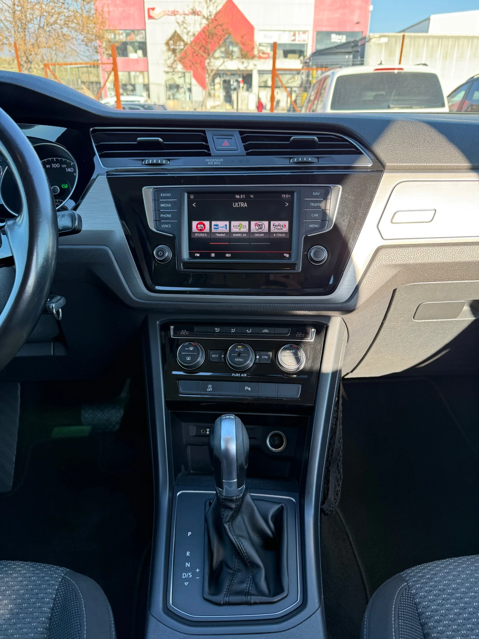 VW Touran 1.6tdi 116кс 7DSG обслижена регистрирана, снимка 12 - Автомобили и джипове - 53828290