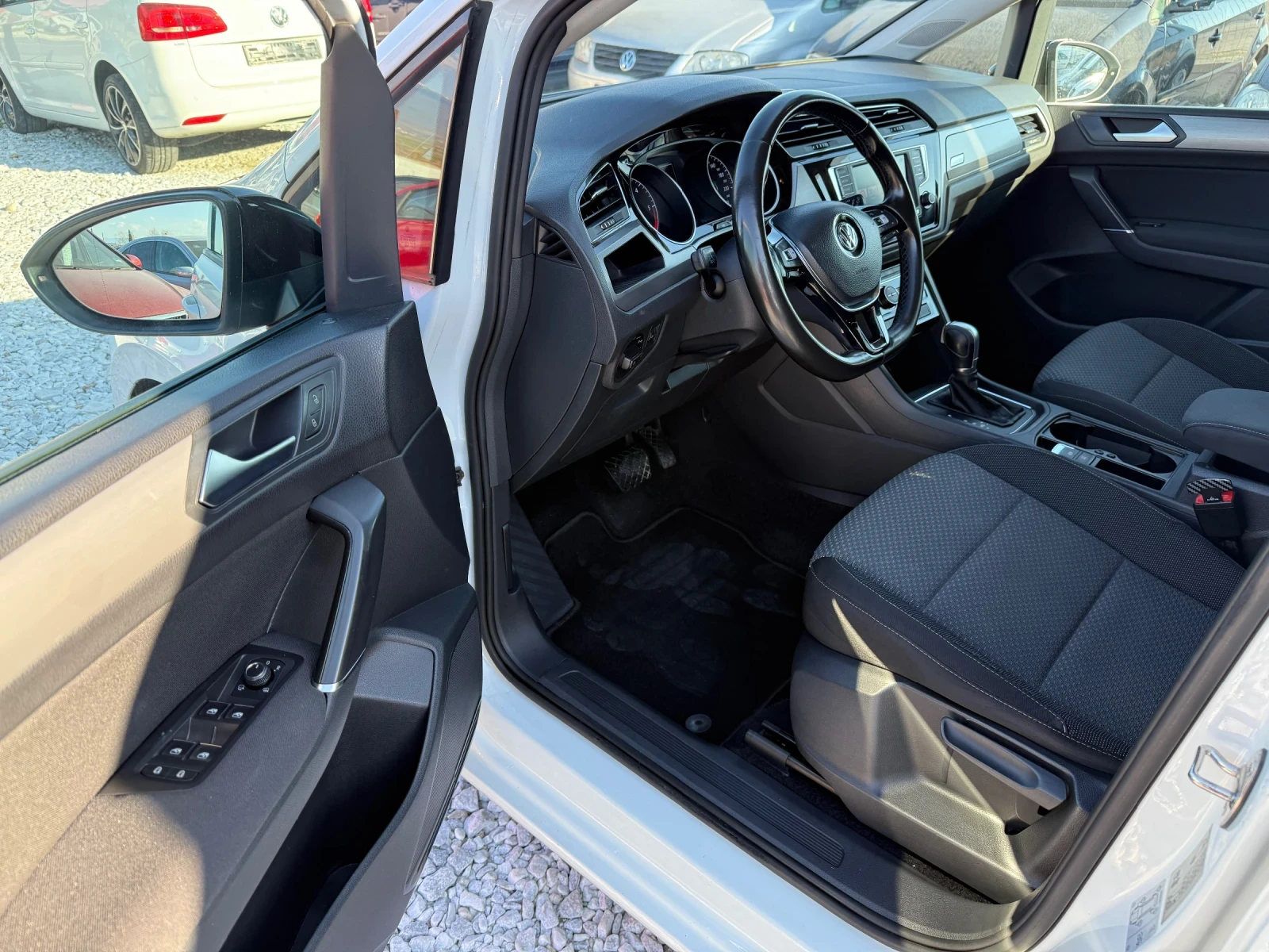 VW Touran 1.6tdi 116кс 7DSG обслижена регистрирана, снимка 13 - Автомобили и джипове - 53828290