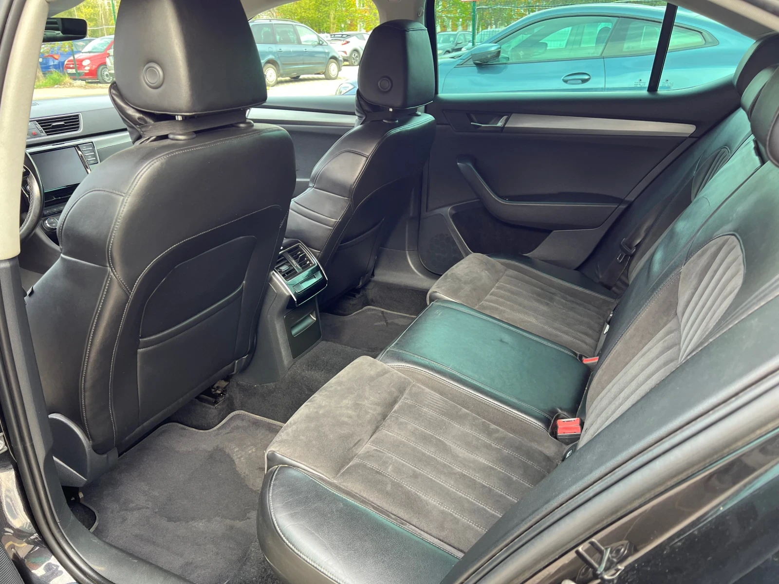 Skoda Superb 2.0 TDI DSG, снимка 11 - Автомобили и джипове - 54220029