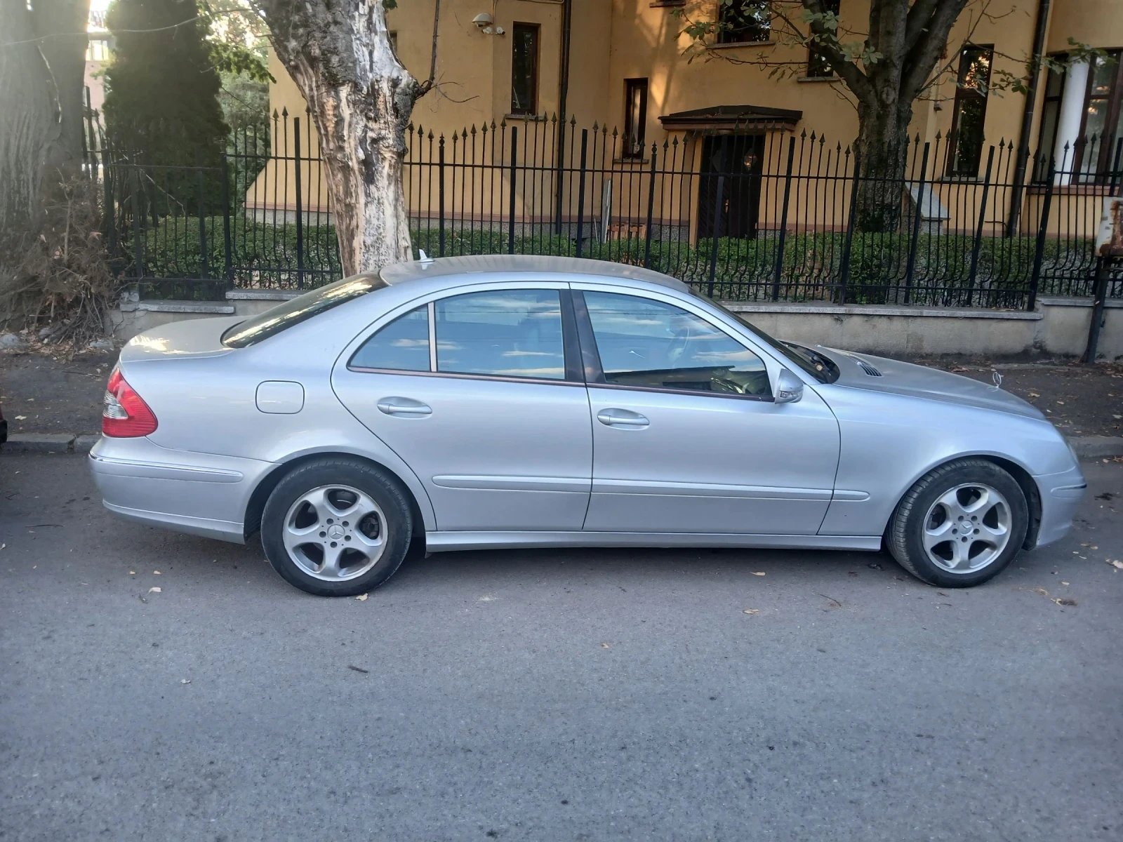 Mercedes-Benz E 220, снимка 3 - Автомобили и джипове - 56187336