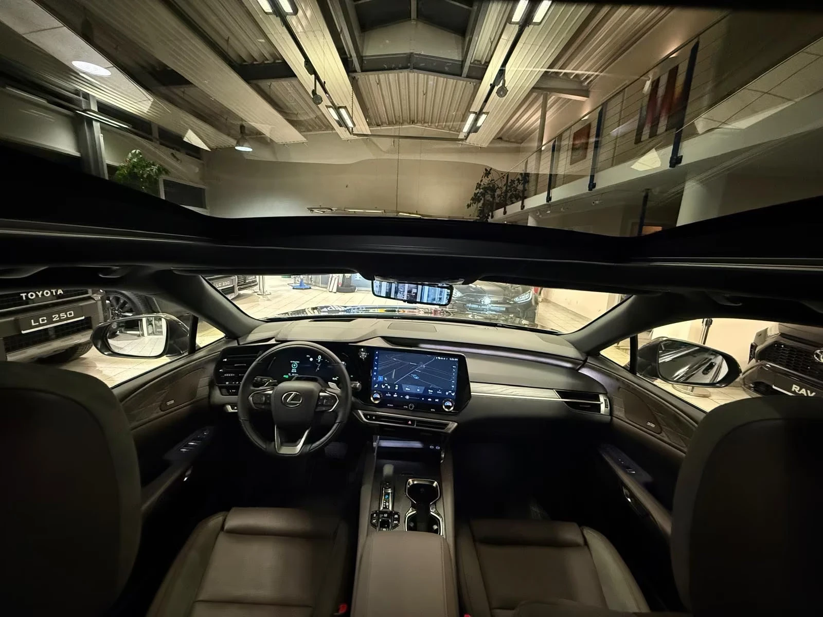 Lexus RX 450h plus НОВ!/LUXURY/292HP/PANO/M.LEV./360/HUD/MEMO/747g - изображение 7