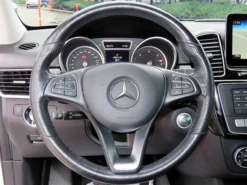 Mercedes-Benz GLE 350 D * AMG * ОБДУХВАНЕ * ПАНОРАМА * KEYLESS * , снимка 5 - Автомобили и джипове - 56018924