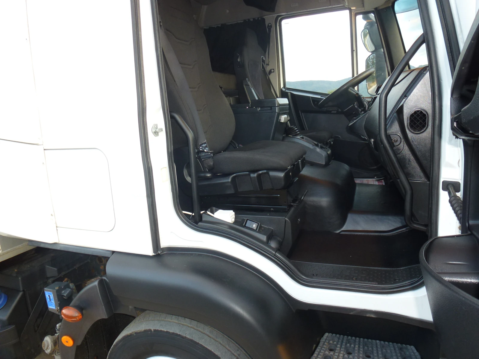 Iveco Eurocargo ЖИВОТНОВОЗ 11990кг., снимка 12 - Камиони - 56133047