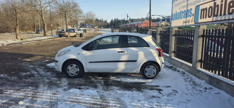 Toyota Yaris 1.0i, снимка 2 - Автомобили и джипове - 40430596