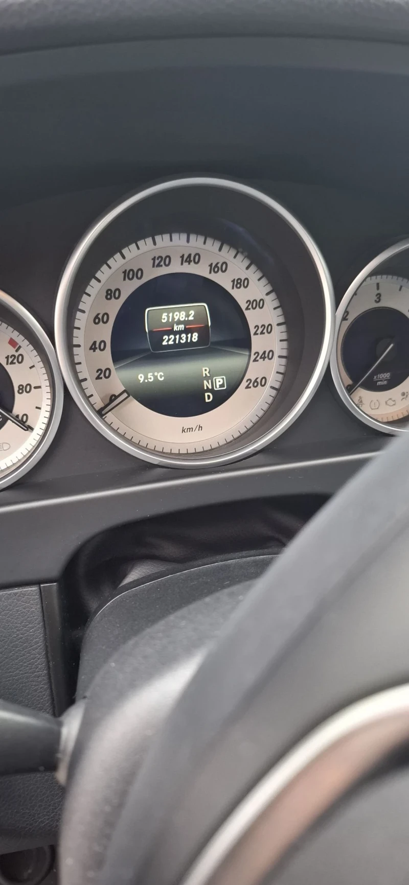 Mercedes-Benz E 220 Avangarde , снимка 15 - Автомобили и джипове - 52377158