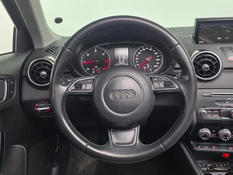 Audi A1 1.6 TDI, снимка 13 - Автомобили и джипове - 54125142