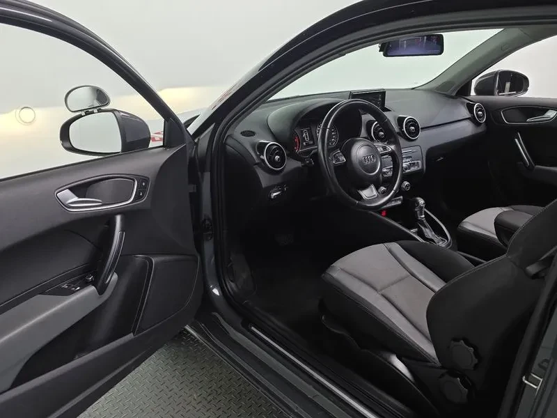 Audi A1 1.6 TDI, снимка 11 - Автомобили и джипове - 54125142