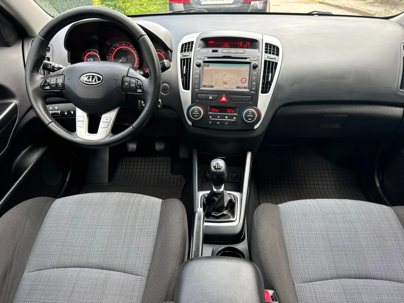Kia Ceed 1.6 CRDi Климатроник/Навигация/Камера/Серв.книжка!, снимка 11 - Автомобили и джипове - 54915516