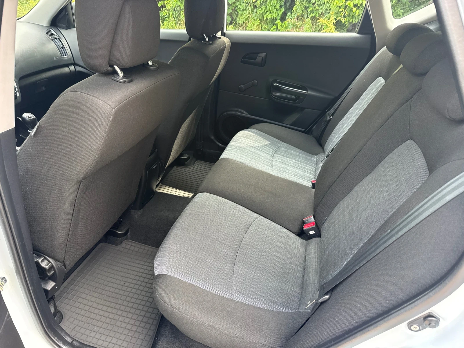 Kia Ceed 1.6 CRDi Климатроник/Навигация/Камера/Серв.книжка!, снимка 9 - Автомобили и джипове - 54915516