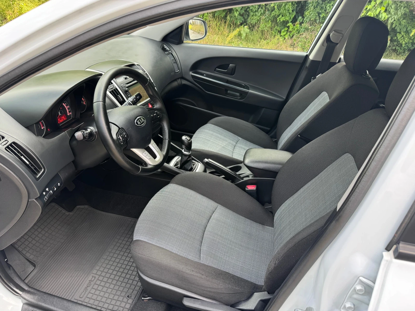 Kia Ceed 1.6 CRDi Климатроник/Навигация/Камера/Серв.книжка!, снимка 8 - Автомобили и джипове - 54915516