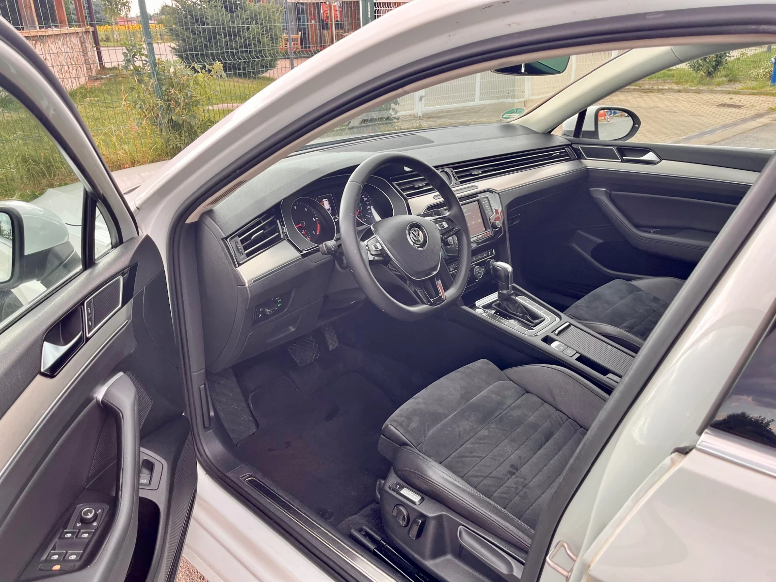 VW Passat 2.0TDI* Highline* LaserLED* Пано+ камера, снимка 10 - Автомобили и джипове - 55399346