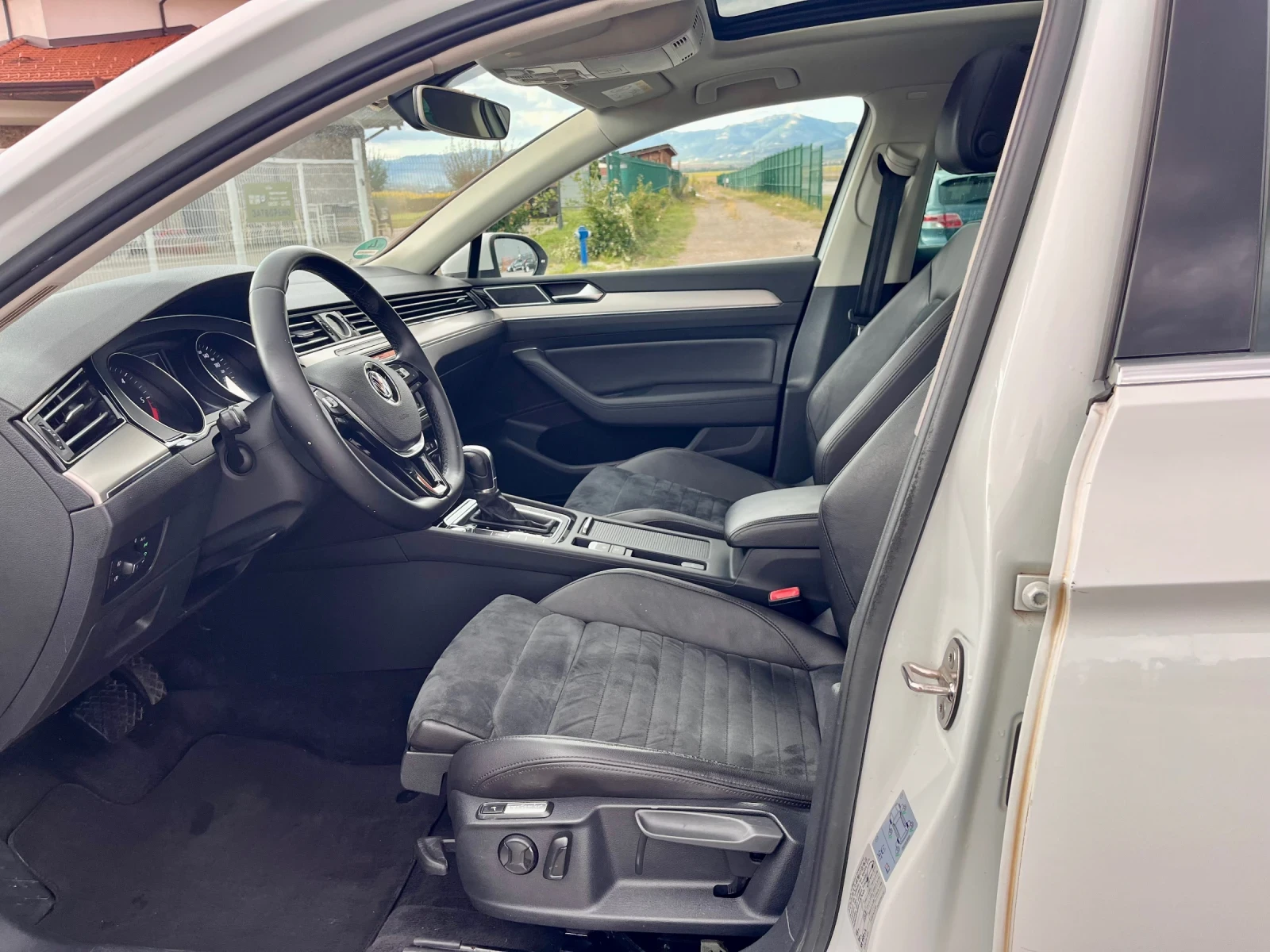 VW Passat 2.0TDI* Highline* LaserLED* Пано+ камера, снимка 11 - Автомобили и джипове - 55399346