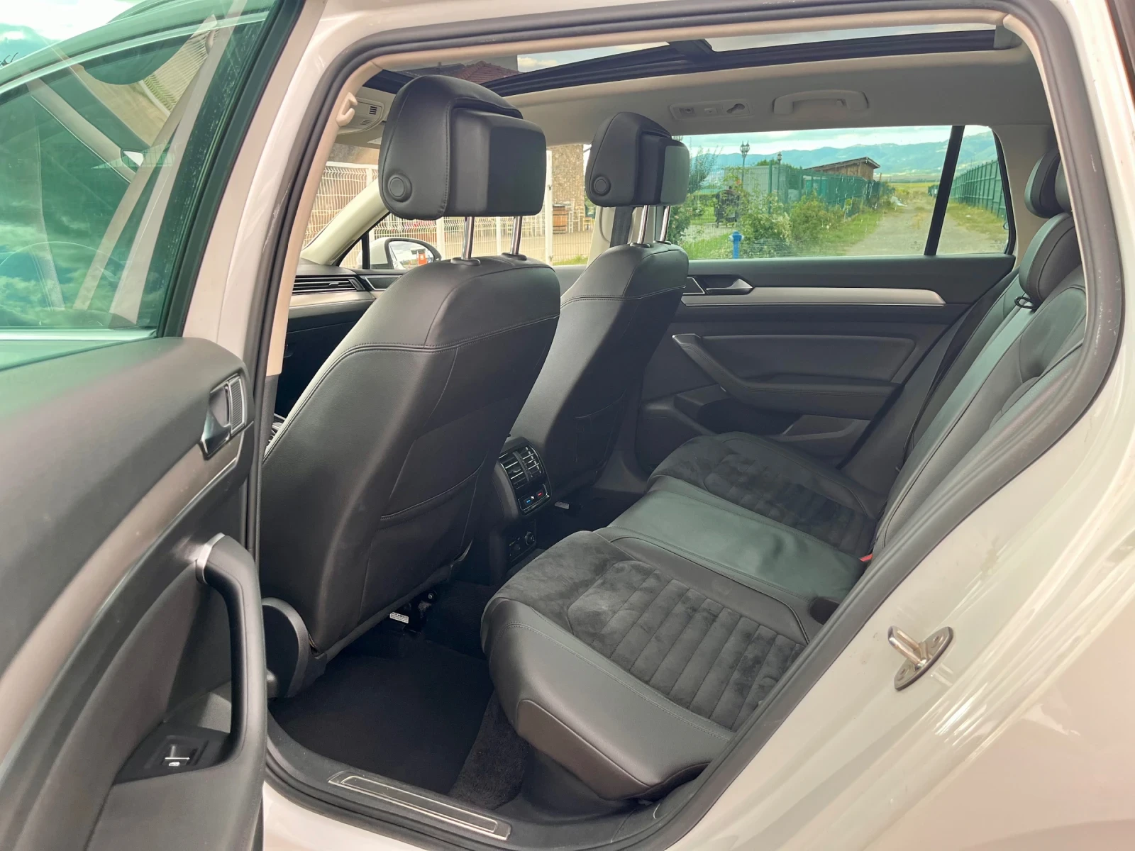 VW Passat 2.0TDI* Highline* LaserLED* Пано+ камера, снимка 12 - Автомобили и джипове - 55399346