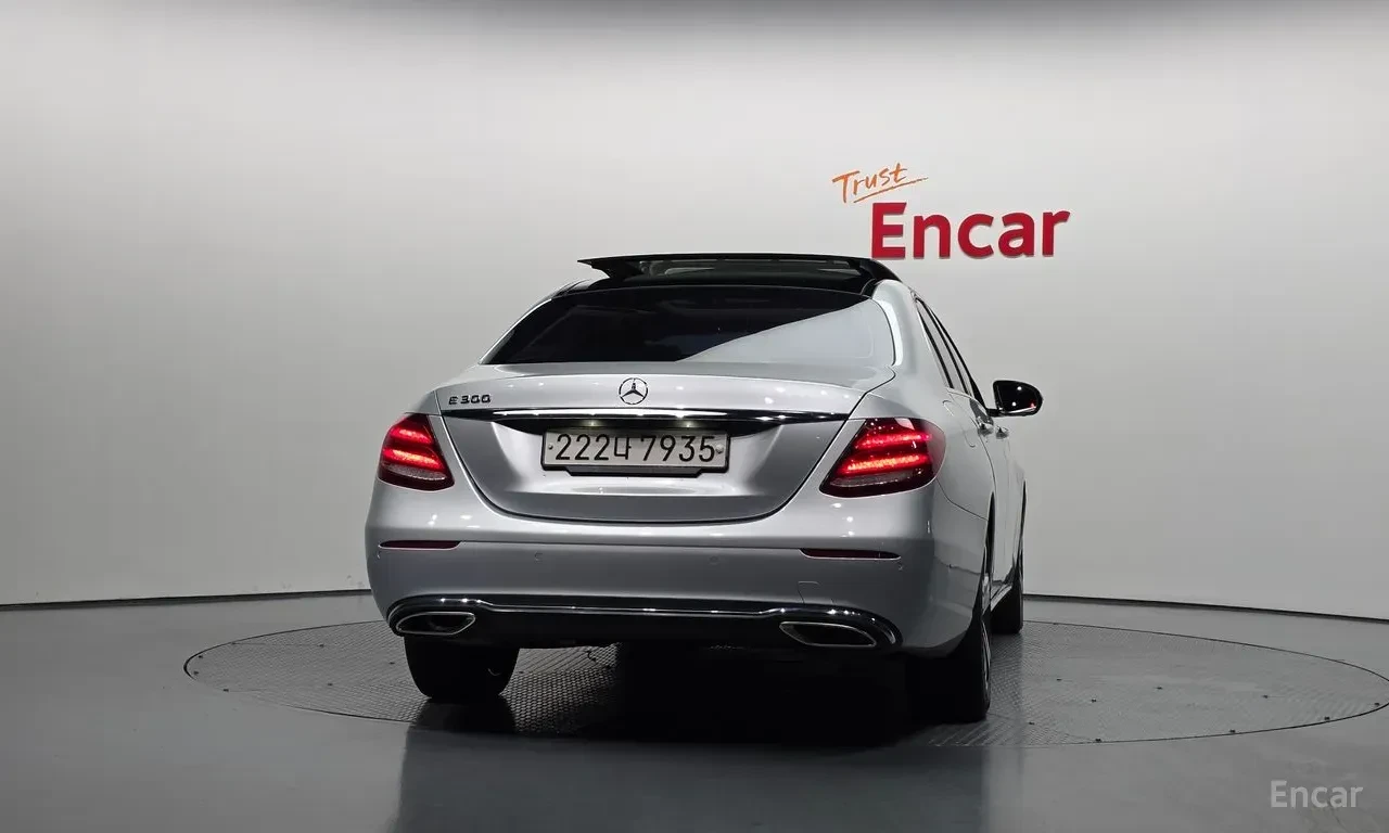 Mercedes-Benz E 300 ПОДГРЕВ* ОБДУХВАНЕ* 360КАМЕРА* МЪРТВА* ТОЧКА, снимка 4 - Автомобили и джипове - 55695343
