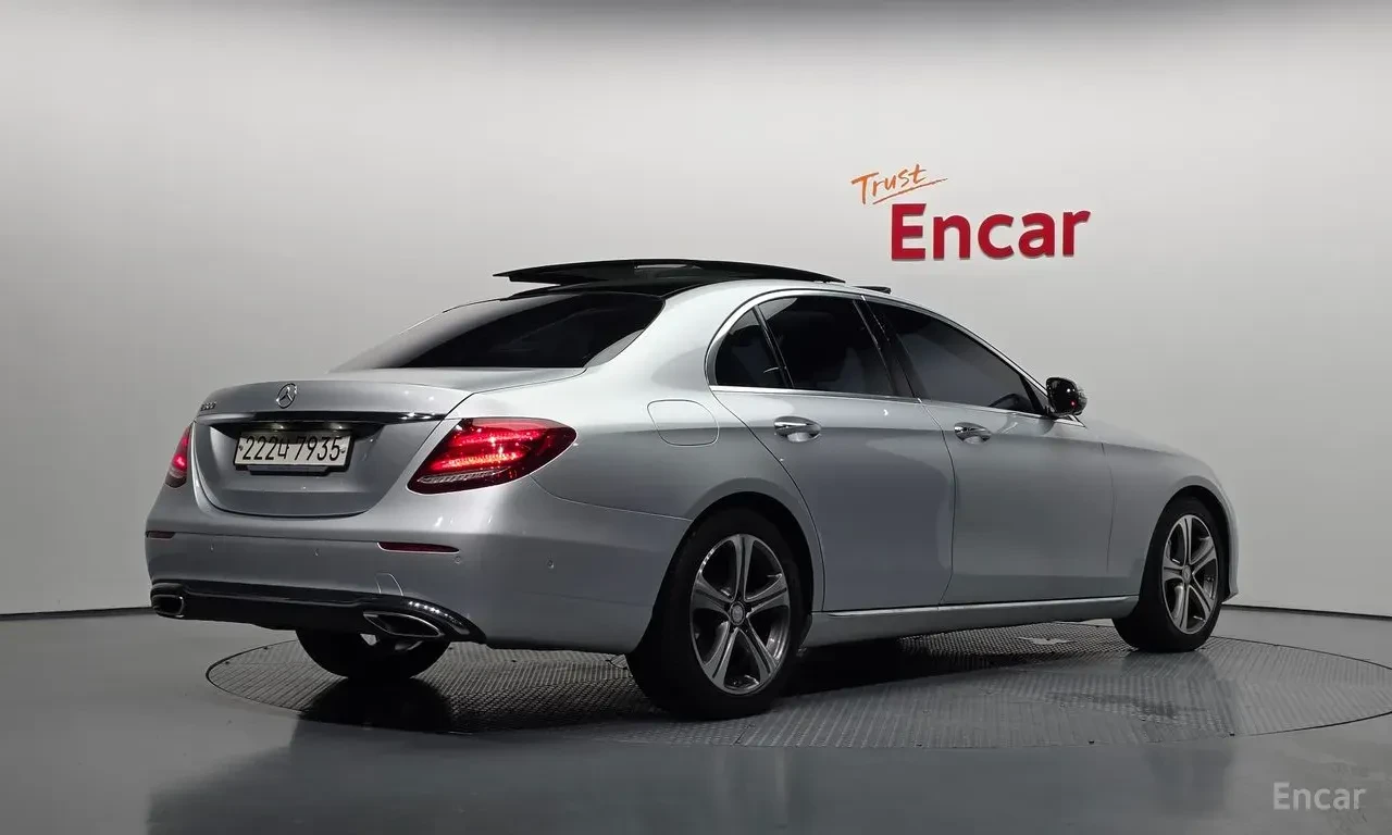 Mercedes-Benz E 300 ПОДГРЕВ* ОБДУХВАНЕ* 360КАМЕРА* МЪРТВА* ТОЧКА, снимка 2 - Автомобили и джипове - 55695343