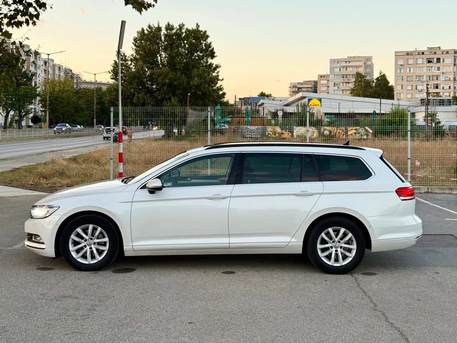 VW Passat 2.0 TDI COMFORTLINE 2017 150 к.с. DSG | DIGITAL | , снимка 4 - Автомобили и джипове - 56310148