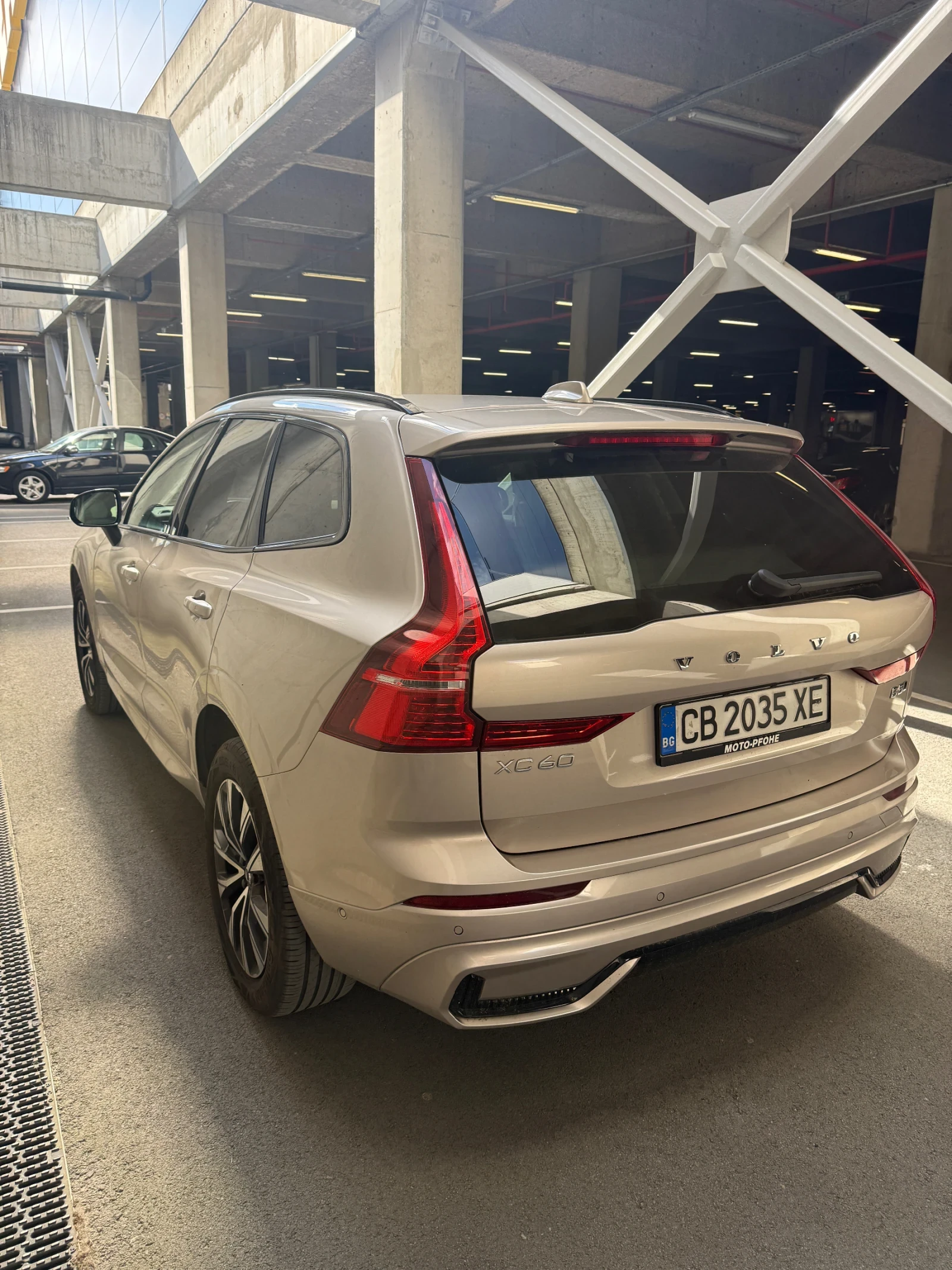 Volvo XC60 2.0 Hybrid, снимка 4 - Автомобили и джипове - 54943732