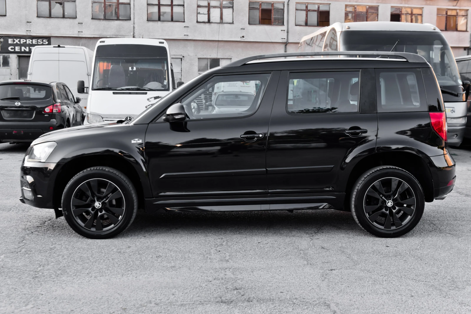 Skoda Yeti 2.0TDI - NAVI- MONTE-CARLO - 4x4 -СЕРВИЗНА ИСТОРИЯ, снимка 4 - Автомобили и джипове - 55613294