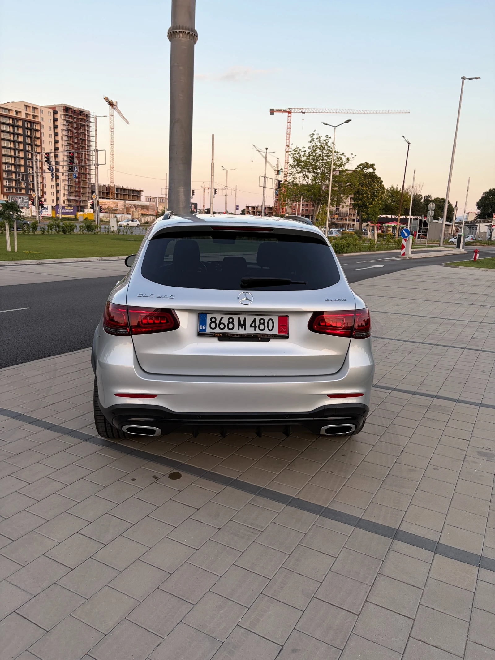Mercedes-Benz GLC 300 4MATIC | AMG | NIGHT PACK | PANORAMA | BURMESTER, снимка 4 - Автомобили и джипове - 55650420