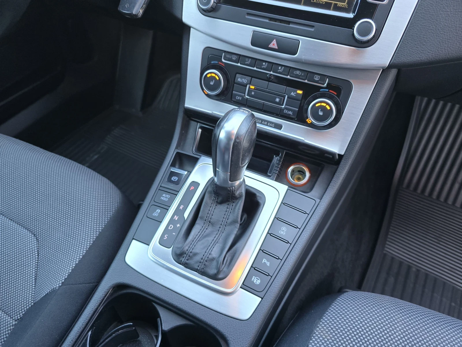 VW Passat 2.0TDi/AVTOMAT/NAVI/KAMERA/FULL - изображение 2
