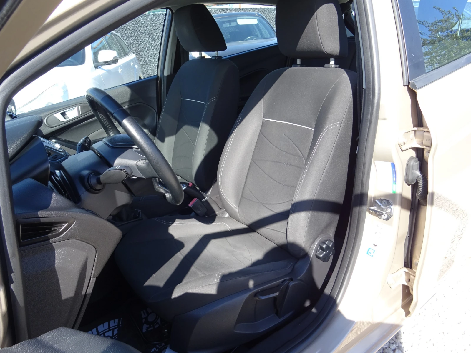Ford Fiesta 1.4 Titanium GPL, снимка 11 - Автомобили и джипове - 56337699