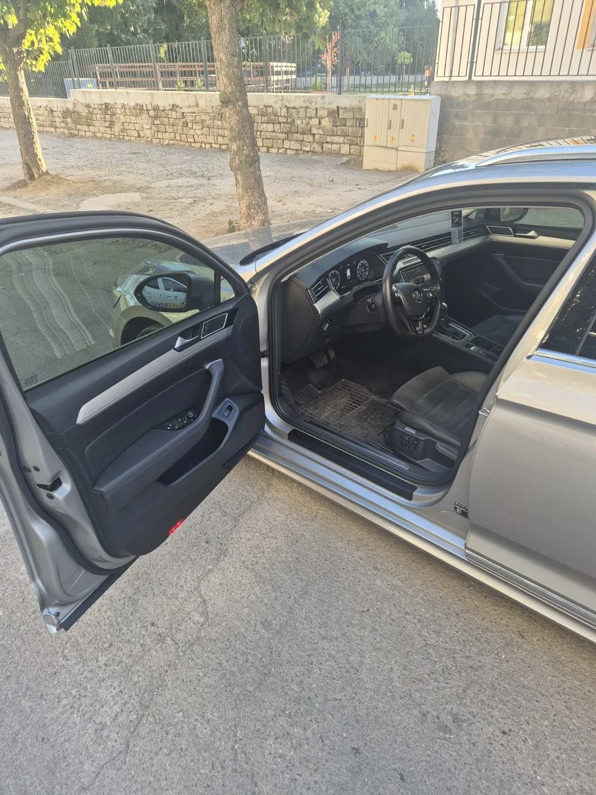 VW Passat 1.6 TDI, снимка 11 - Автомобили и джипове - 56348391