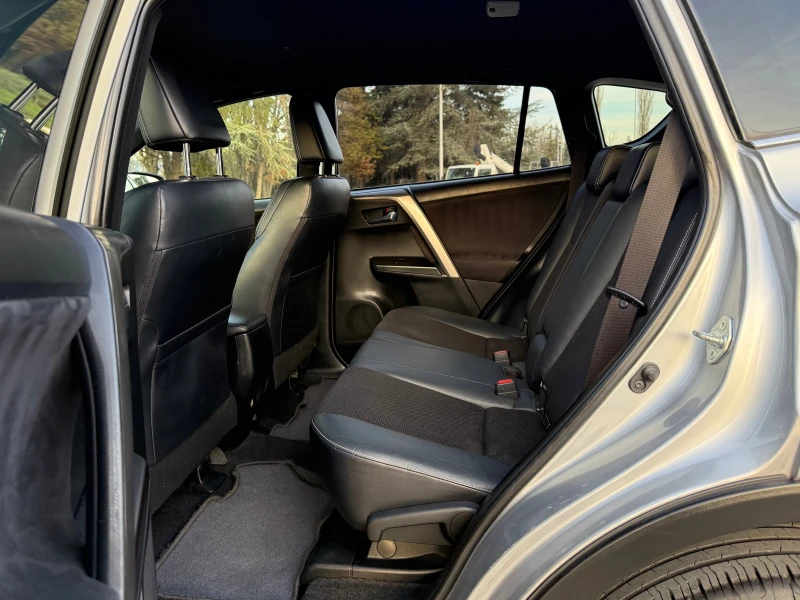 Toyota Rav4 2.0///Executive///Distronic///Face-Lift///KeyLess, снимка 12 - Автомобили и джипове - 52840648
