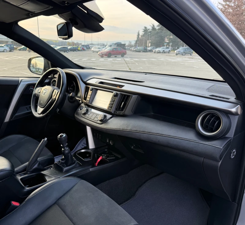 Toyota Rav4 2.0///Executive///Distronic///Face-Lift///KeyLess, снимка 11 - Автомобили и джипове - 52840648