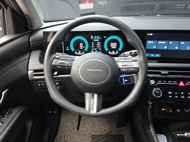 Hyundai Tucson 1.6 Automatic, снимка 13 - Автомобили и джипове - 55843145