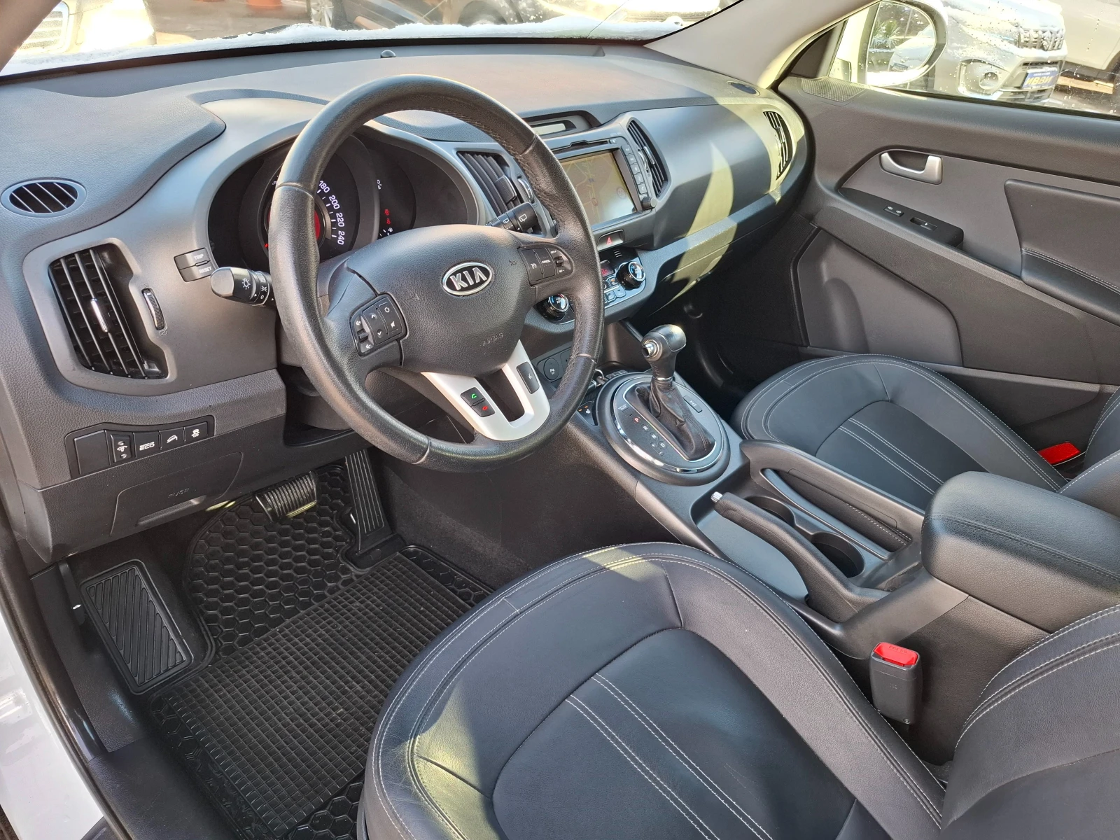 Kia Sportage 2.0 CRDI 4x4 NAVI AVTOMAT KAMERA PANORAMA - изображение 6