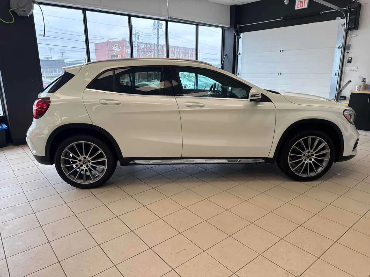 Mercedes-Benz GLA 250 | DISTRONIC | ПОДГРЕВ | CARFAX | , снимка 3 - Автомобили и джипове - 54513032