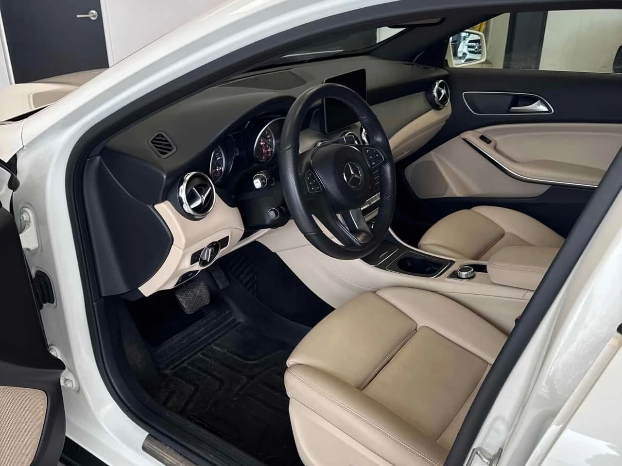 Mercedes-Benz GLA 250 | DISTRONIC | ПОДГРЕВ | CARFAX | , снимка 5 - Автомобили и джипове - 54513032