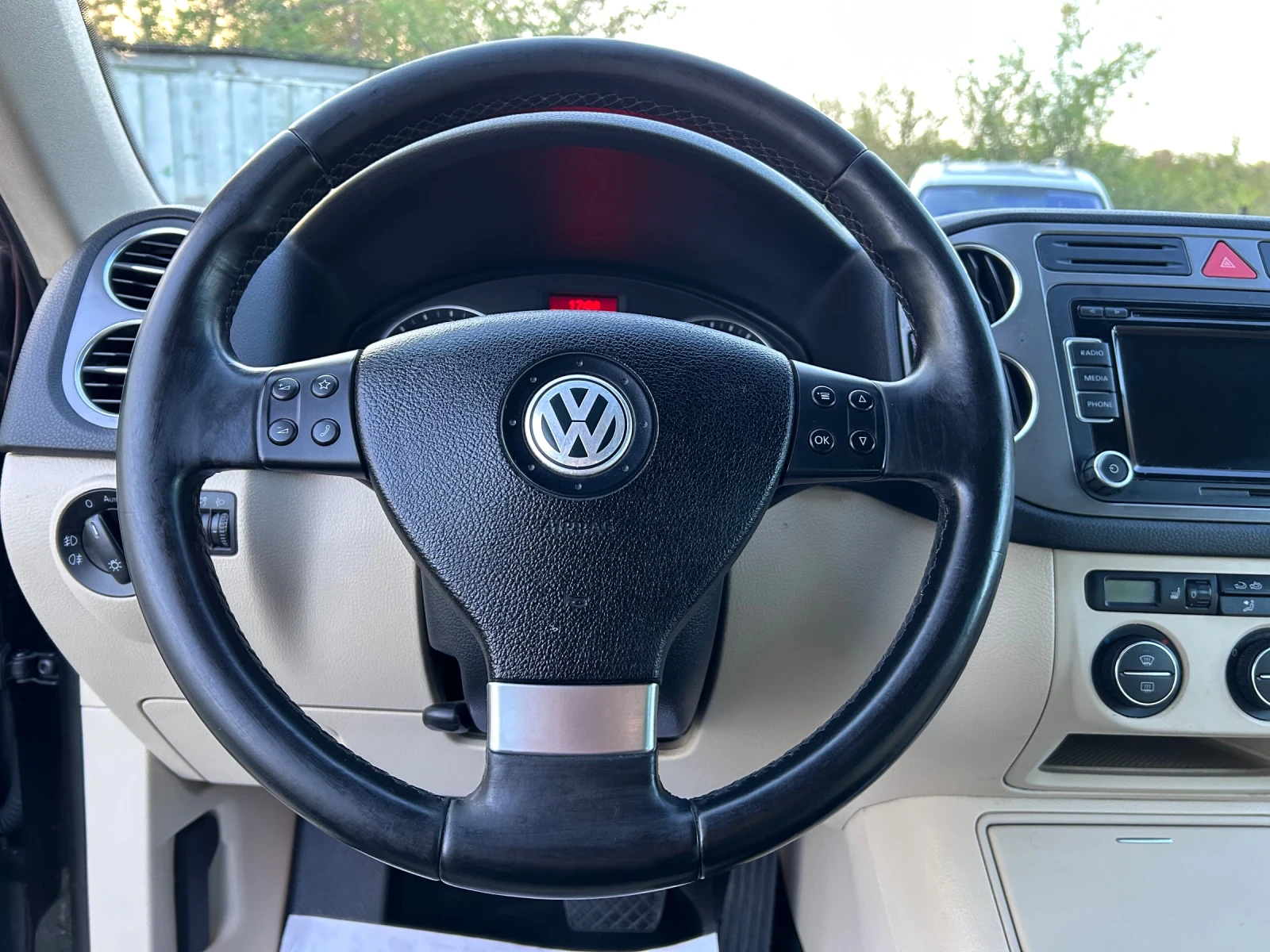 VW Tiguan 2.0TDi DSG 4x4 КОЖА, снимка 11 - Автомобили и джипове - 55559562