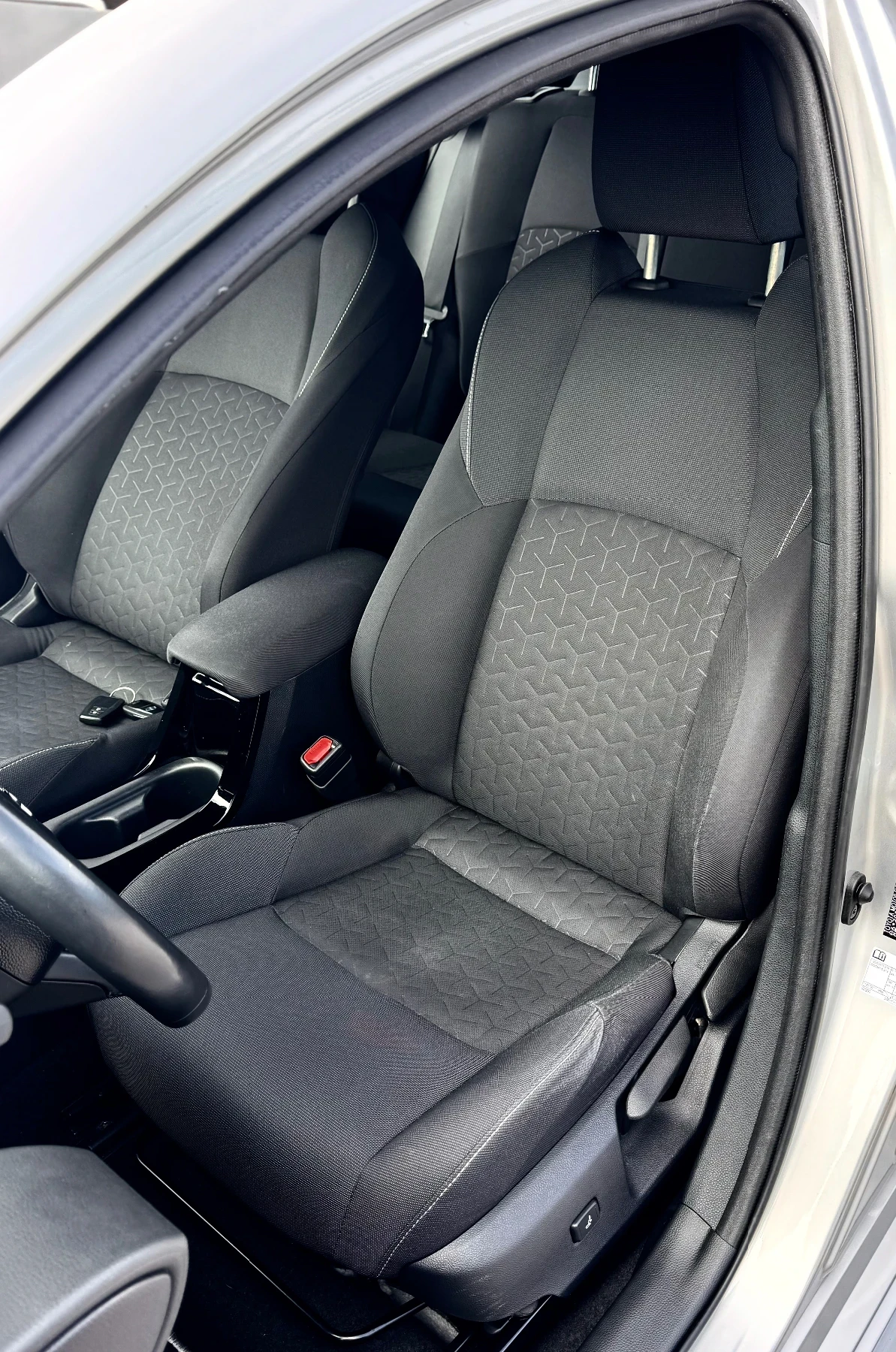 Toyota Corolla 1.8 Hybrid / 123 000км - изображение 10