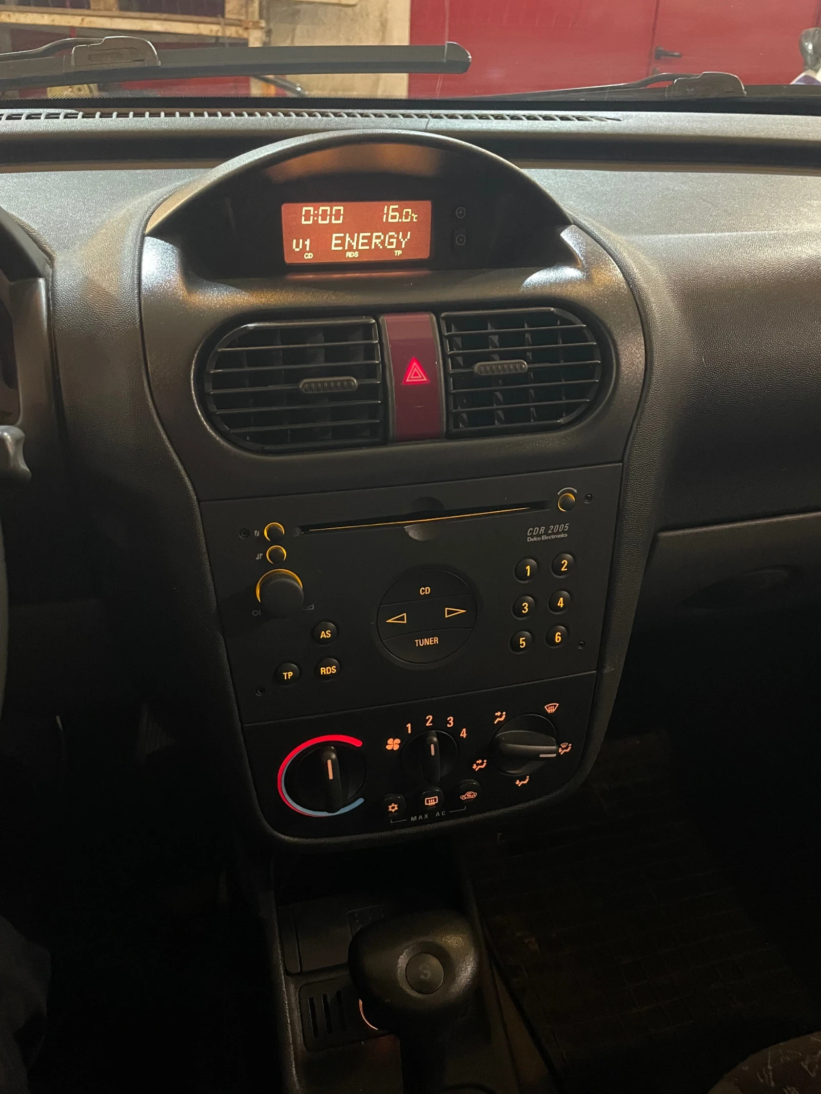 Opel Corsa 1, 4 Automatic  - изображение 9