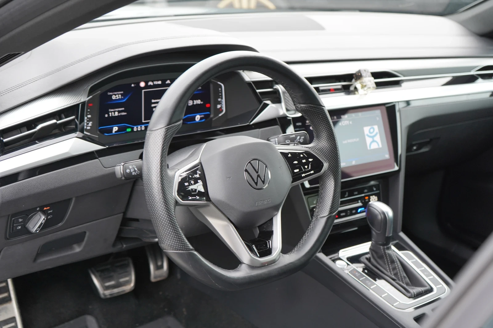 VW Arteon 2.0 TDI* R-LINE* 4M* DSG* KEYLESS* DISTR* DCC* DIG, снимка 7 - Автомобили и джипове - 53888753