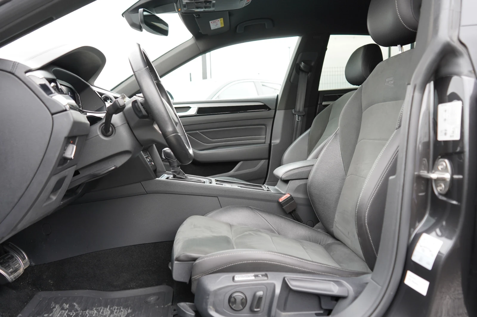 VW Arteon 2.0 TDI* R-LINE* 4M* DSG* KEYLESS* DISTR* DCC* DIG, снимка 8 - Автомобили и джипове - 53888753