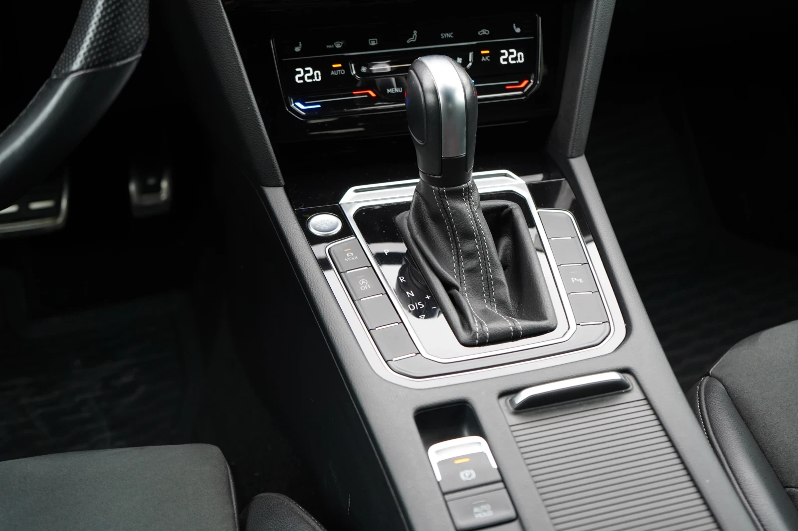 VW Arteon 2.0 TDI* R-LINE* 4M* DSG* KEYLESS* DISTR* DCC* DIG, снимка 12 - Автомобили и джипове - 53888753