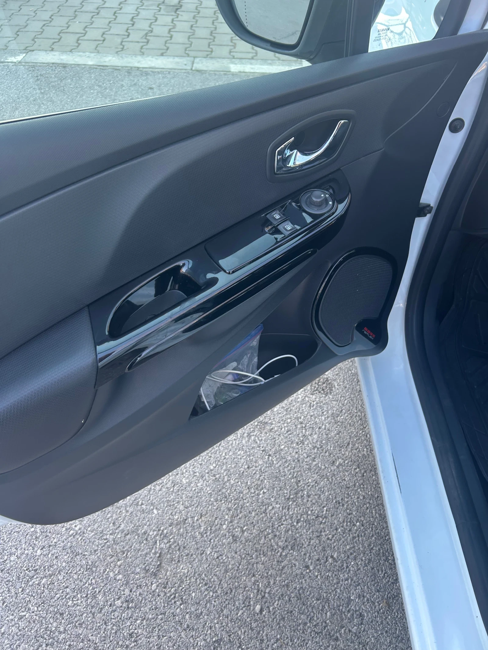 Renault Clio 1.2, 120 к.с., SWISSEDITION, снимка 12 - Автомобили и джипове - 53897435