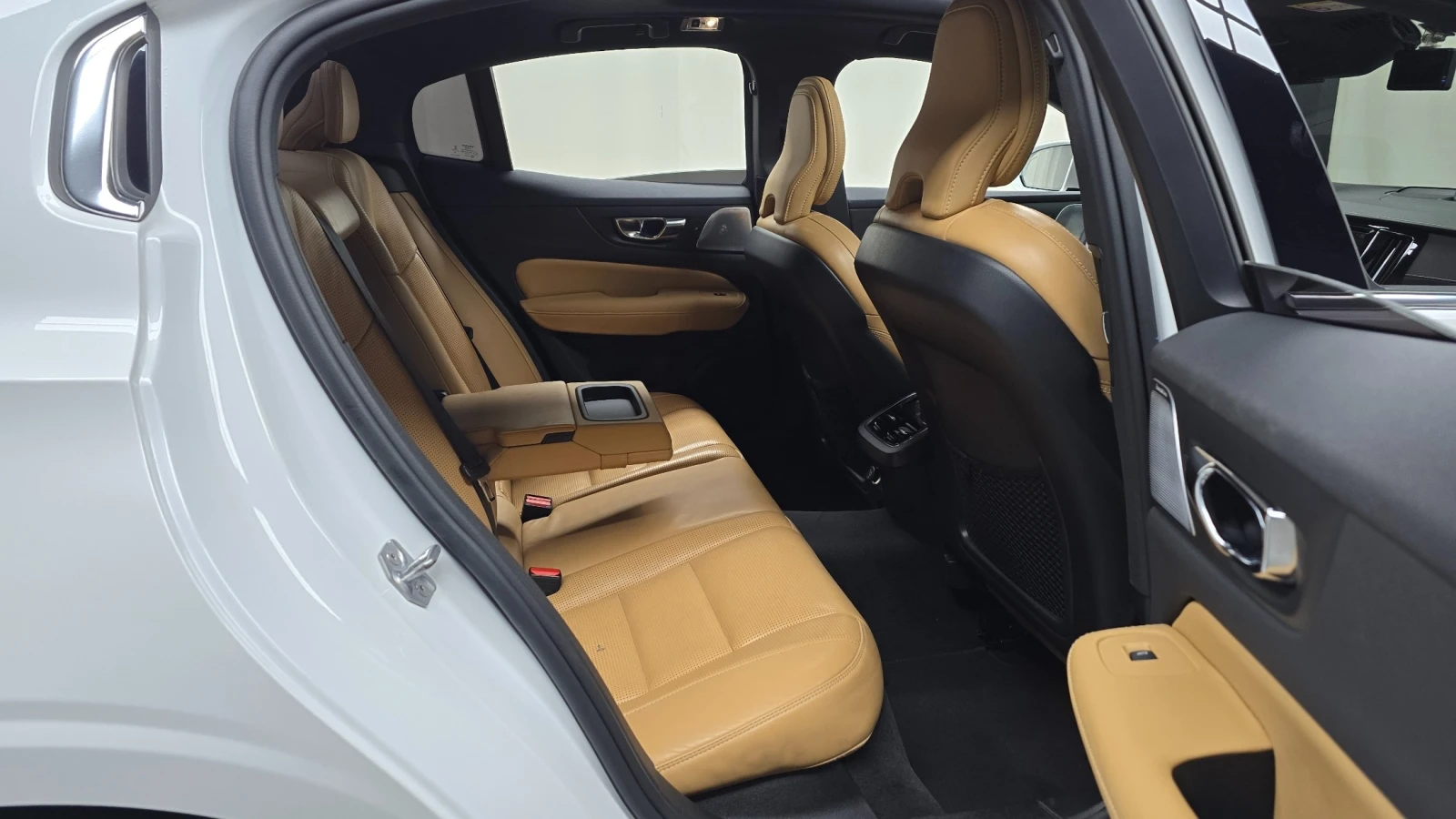 Volvo S60 T5 Inscription* ПОДГРЕВ* ОБДУХВАНЕ* 360 КАМЕРИ, снимка 11 - Автомобили и джипове - 54833577