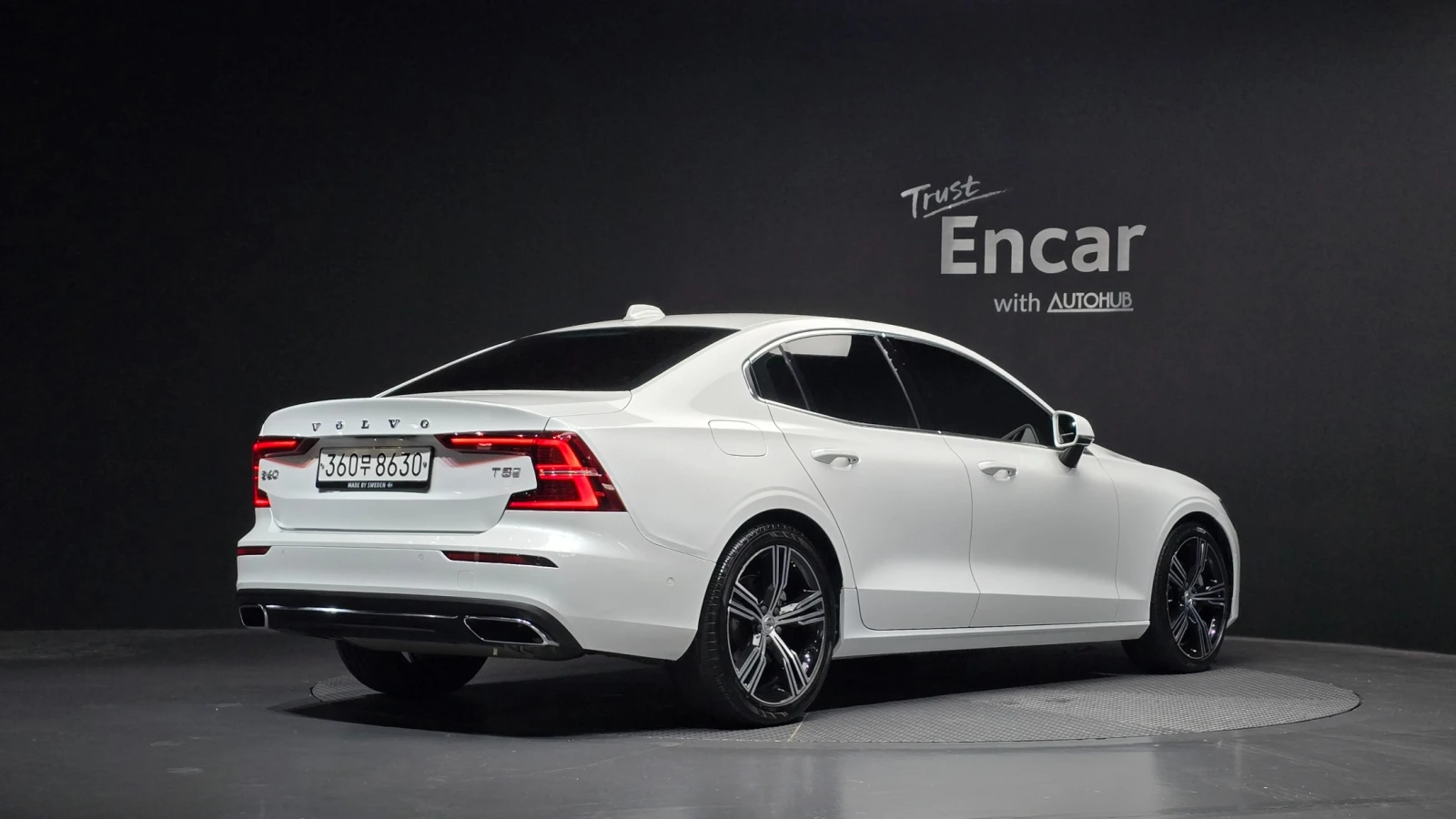 Volvo S60 T5 Inscription* ПОДГРЕВ* ОБДУХВАНЕ* 360 КАМЕРИ, снимка 2 - Автомобили и джипове - 54833577