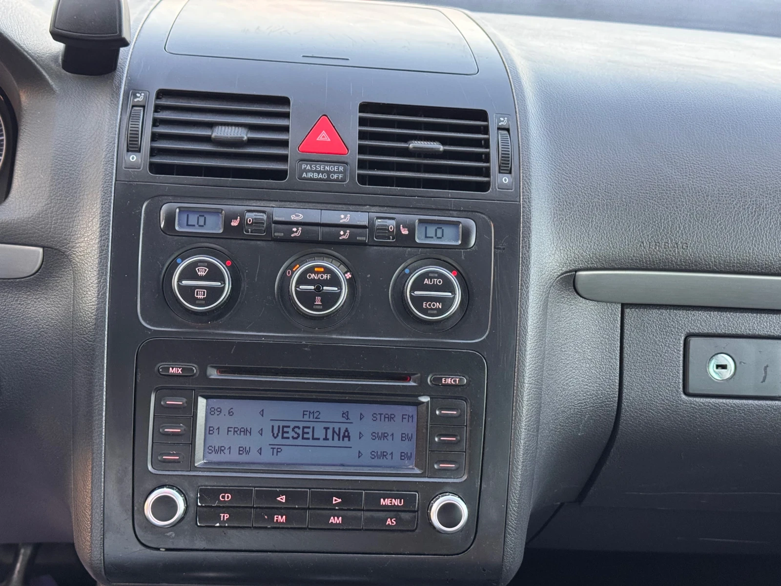 VW Touran 2.0TDI / DSG, снимка 7 - Автомобили и джипове - 55838221
