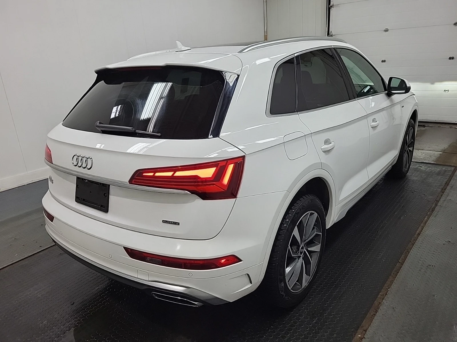 Audi Q5 QUATTRO * ПАНОРАМА * ПОДГРЕВИ * МЪРТВА ТОЧКА * , снимка 4 - Автомобили и джипове - 54239241