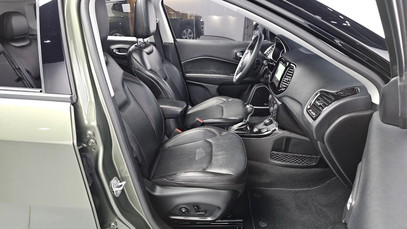 Jeep Compass 2.4* BLIND SPOT* ПОДГРЕВ ВОЛАН* ЛЮК* КРАЙНА ЦЕНА, снимка 10 - Автомобили и джипове - 55318879