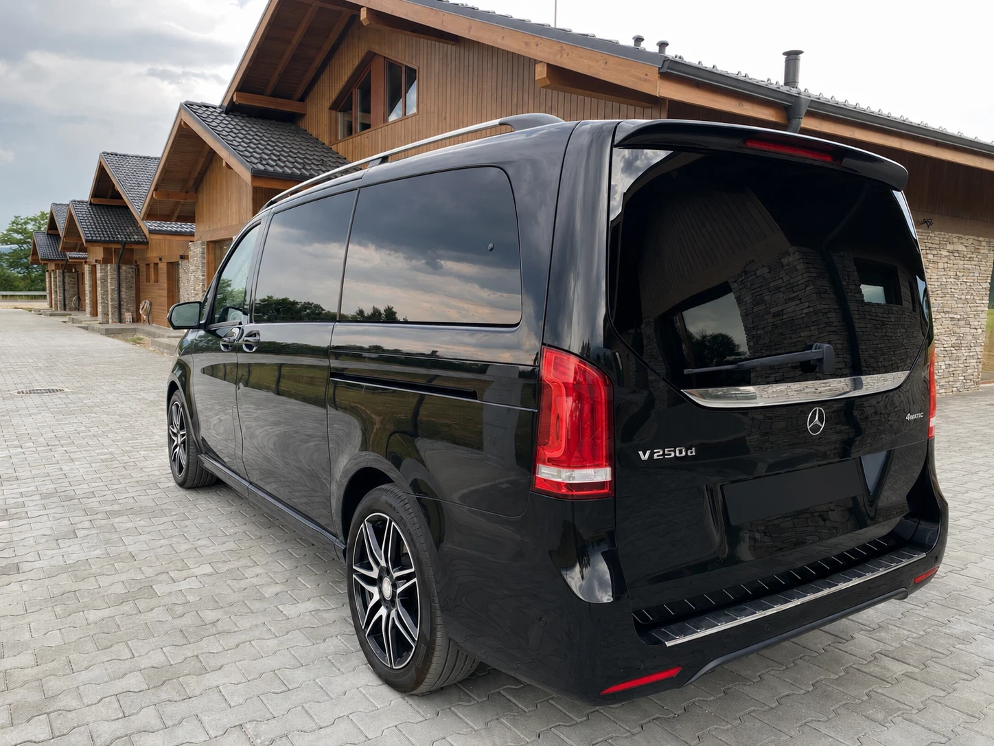 Mercedes-Benz V 250 4Matic Exclisive AMG, снимка 3 - Бусове и автобуси - 55183361